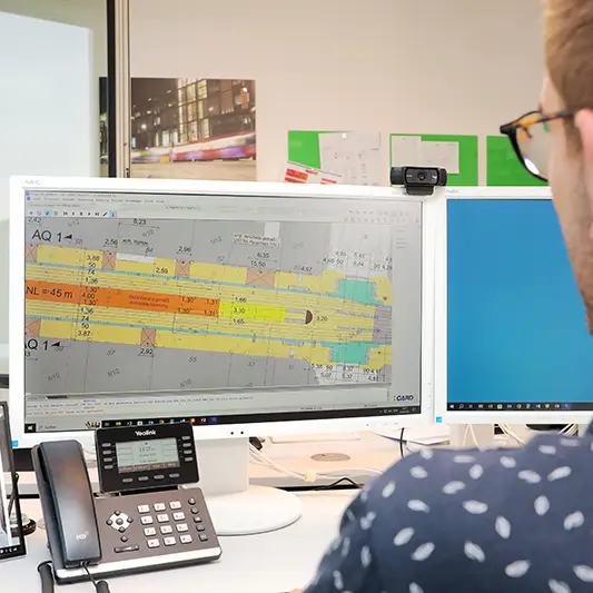 Expertenteam von TransTecBau bei der sorgfältigen Planung von Verkehrsanlagen