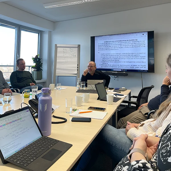 Mit der ganztägigen VOB/B-Schulung durch Rechtsanwalt Markus Cosler stärken wir seit 12 Jahren gezielt das Fachwissen unseres Teams, um die komplexen ÖPNV-Projekte in Hannover sicher und professionell umzusetzen.