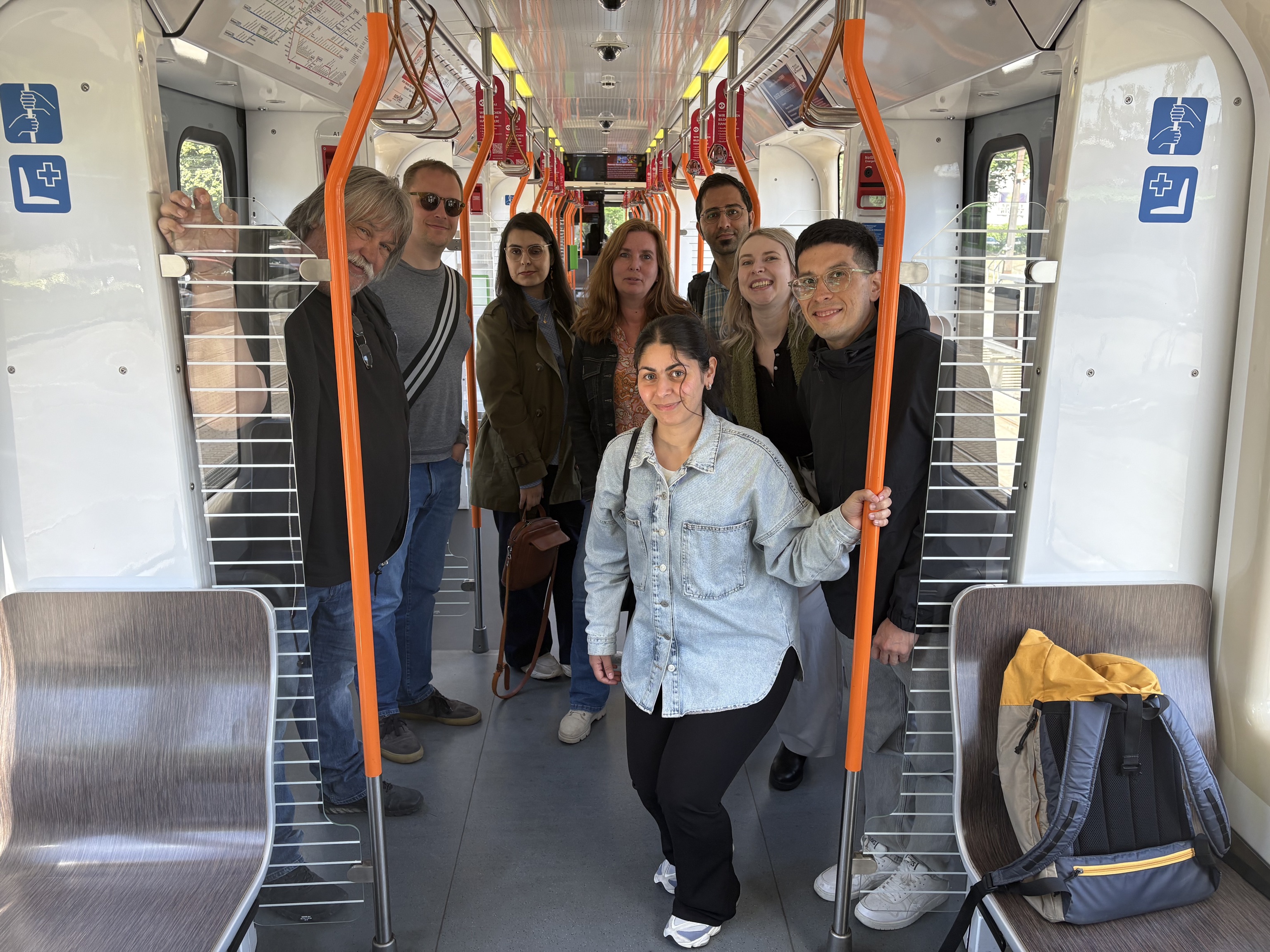 Mitarbeitende der TransTecBau in einer Stadtbahn bei der ÜSTRA auf dem Betriebshof Glocksee